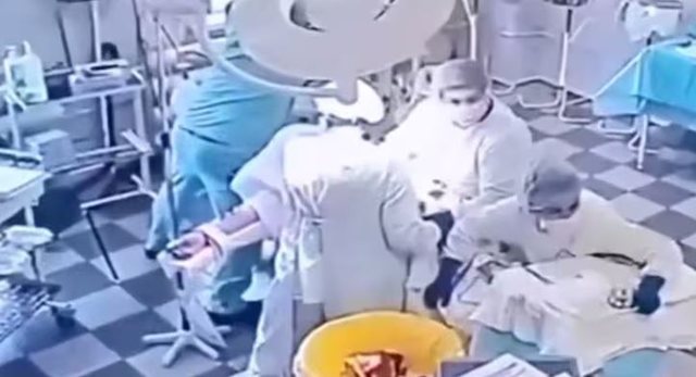Tërmeti me magnitudë 8.8, mjekët vazhdojnë operacionin gjatë dridhjeve të forta