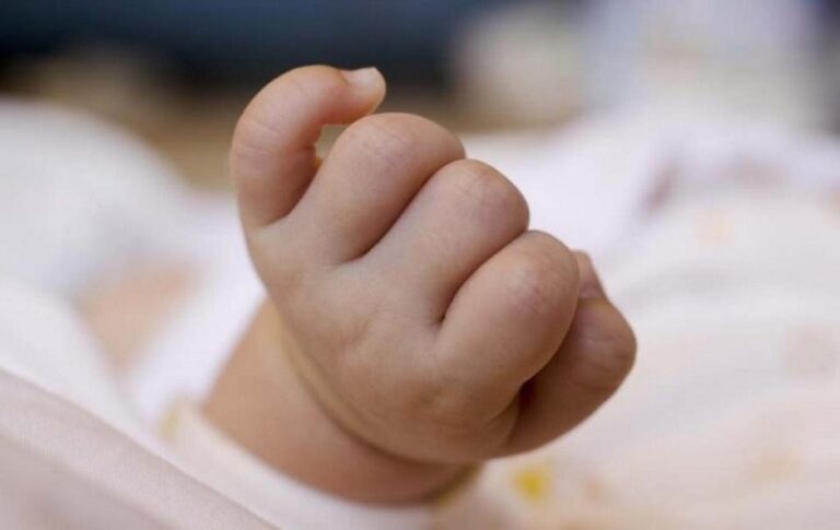 Nëna lind rrugës për në spital, foshnja dërgohet pa shenja jete