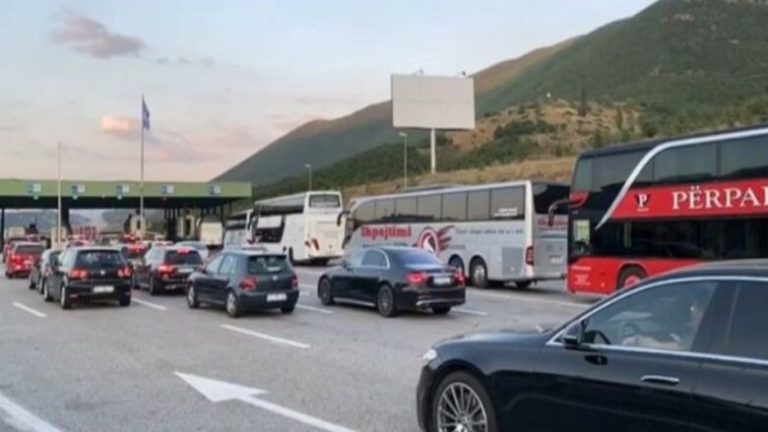 Fluks në pikën e Morinës/ Kanë hyrë mbi 386 mijë persona dhe kanë kaluar kufirin më shumë se 250 mijë automjete