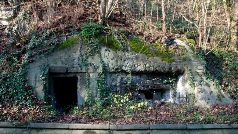 Zvicra ‘ringjall’ bunkerët e kohës së luftës mes shqetësimeve të shtuara për sigurinë