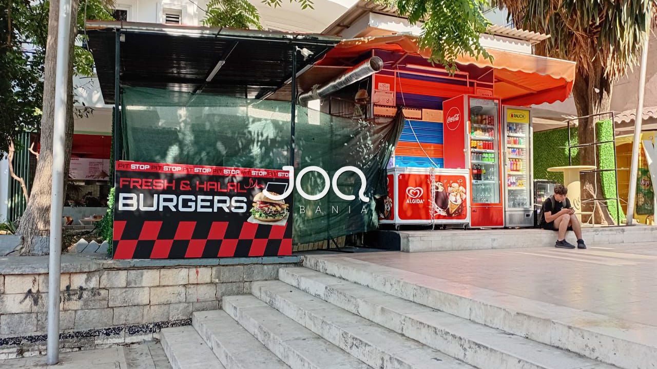 Fast food-i i paligjshëm mbi lulishten në Sarandë, pushteti hesht dhe ndotja rritet