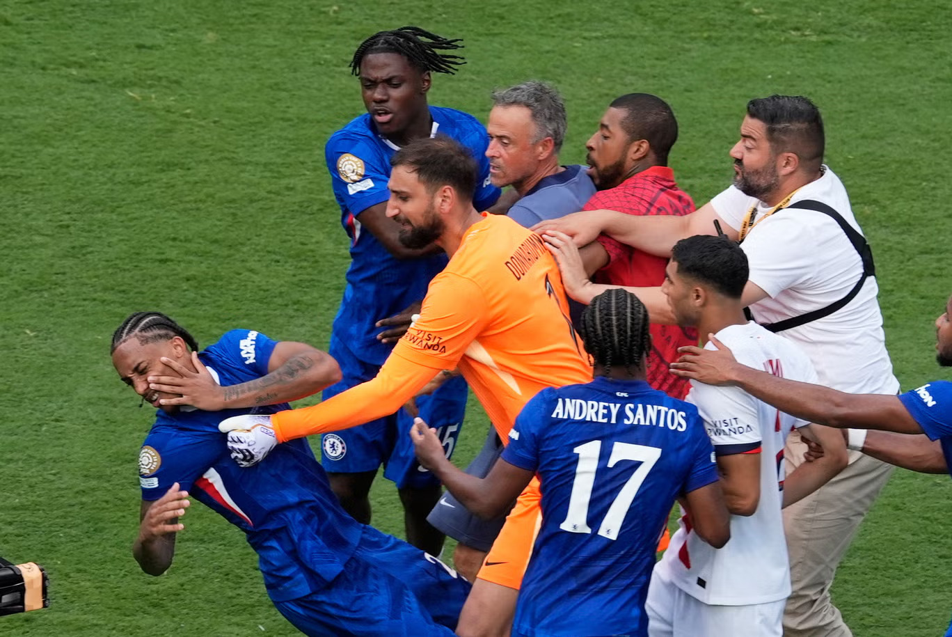 Skandal pas finales, Luis Enrique godet sulmuesin e Chelsea-t, lojtari përfundon në tokë