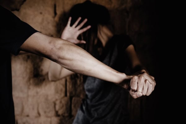 “Më martuan me përbindëshin që më shkatërroi jetën”, rrëfimi tronditës i një gruaje që kërkon të çlirohet nga 10 vite dhimbje dhe dhunë