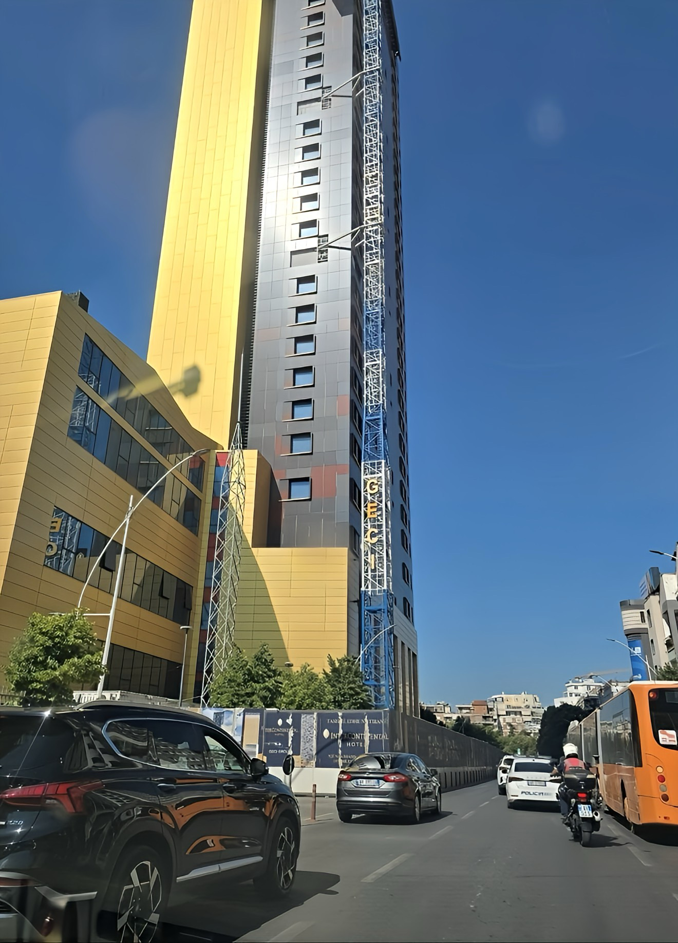 6 vite zaptim trotuari, kulla gjigante e florinjtë e oligarkut Ram Geci e padukshme për IMT