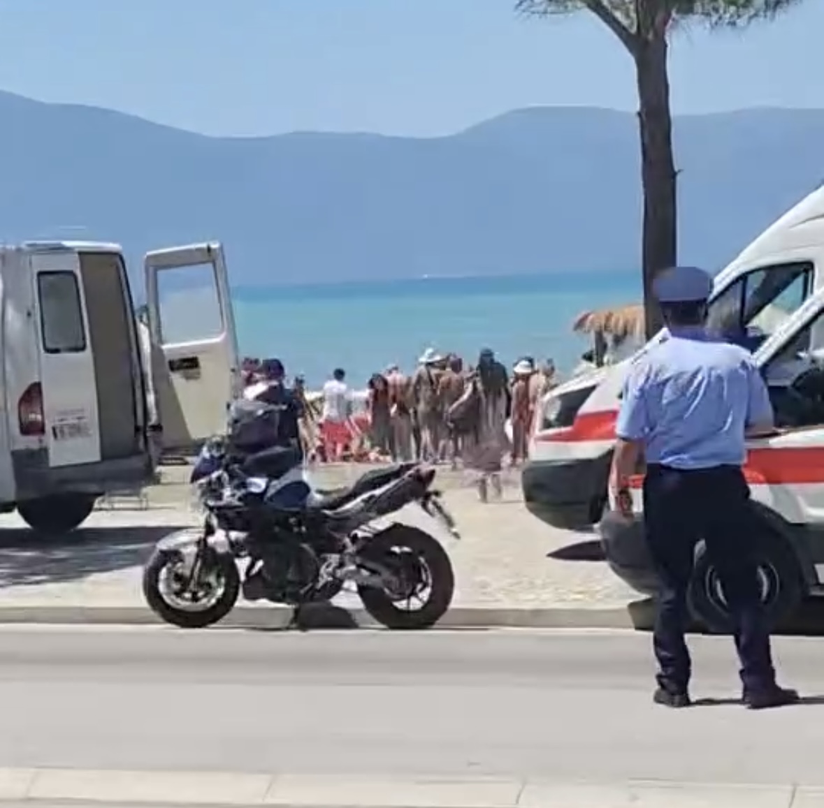 Nënë e bijë rrezikojnë mbytjen në Vlorë, pushuesit u japin ndihmën e parë