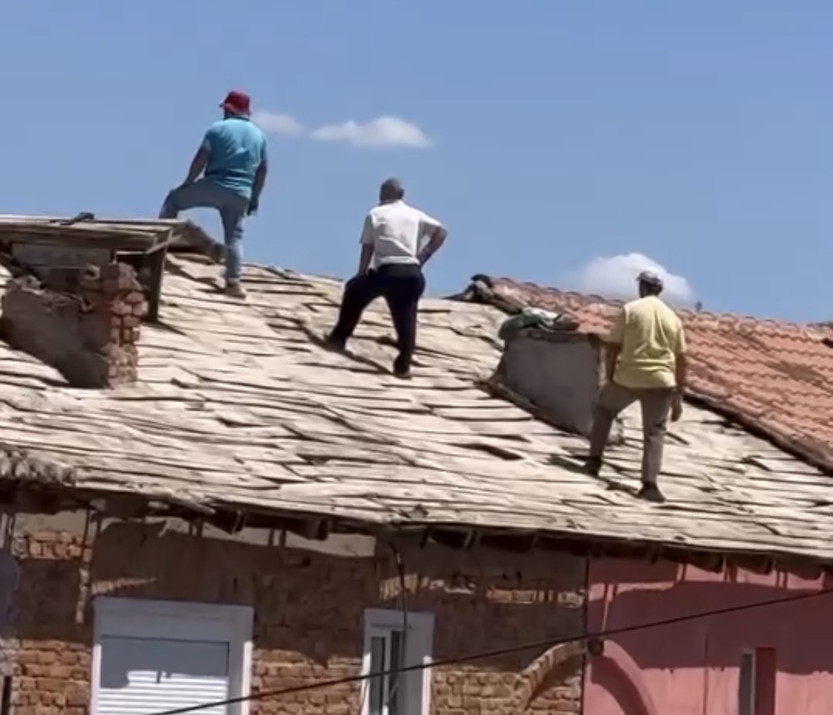 Bashkia në gjumë, banorët rrezikojnë jetën për të rregulluar çatinë