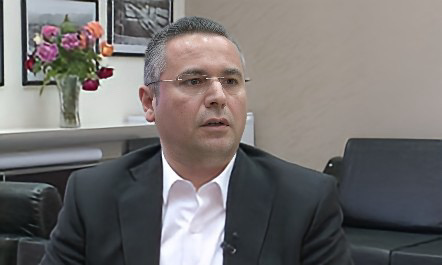Fiksojeni mirë! Arli Naska, drejtori i bashkisë Tiranë me 1 MLN € pasuri që s'lë macet e rrugës të hanë një kothere bukë! 