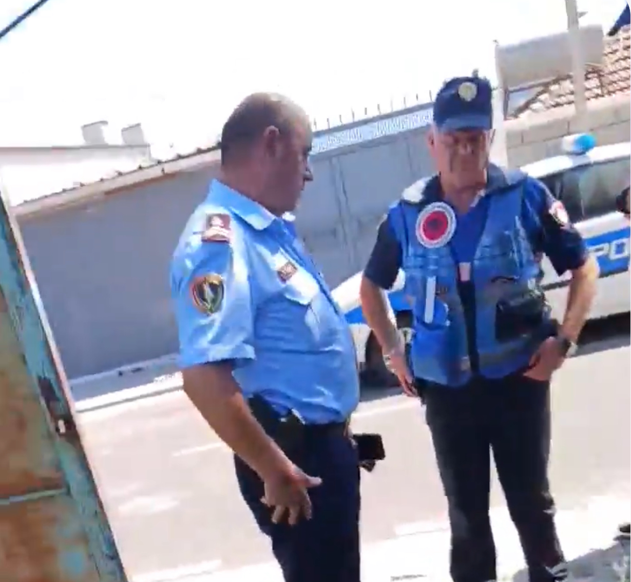 “Më ndihmoni! Duan të më nxjerrin nga shtëpia!”