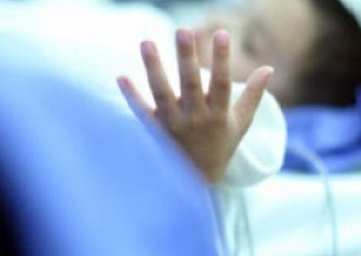 Mbërriti në spitalin e Vlorës me temperaturë të lartë, humb jetën 2-vjeçari 