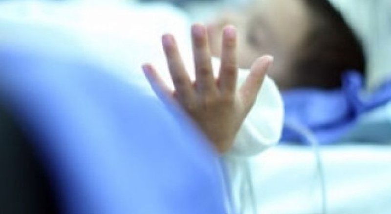 Mbërriti në spitalin e Vlorës me temperaturë të lartë, humb jetën 2-vjeçari