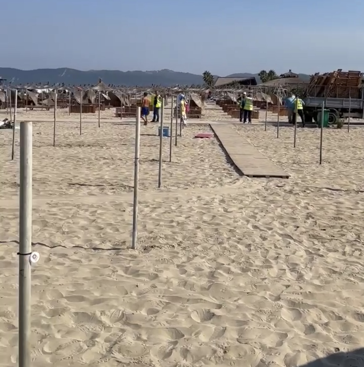 Në mes të ditës dhe pushimeve, shteti u heq shezllonet pushuesve te Gjiri i Lalëzit