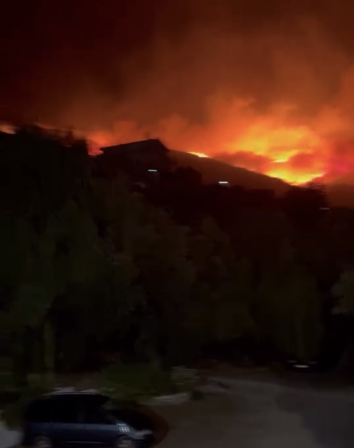 Zjarri jashtë kontrollit, rruga e bllokuar: Boshatisen shtëpitë dhe hotelet në Borsh