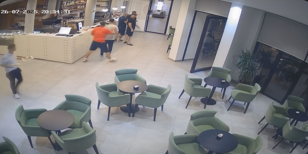 Skandal në Vlorë: Kamarieri dhunohet nga ish-polici dhe krimineli për një shishe uji