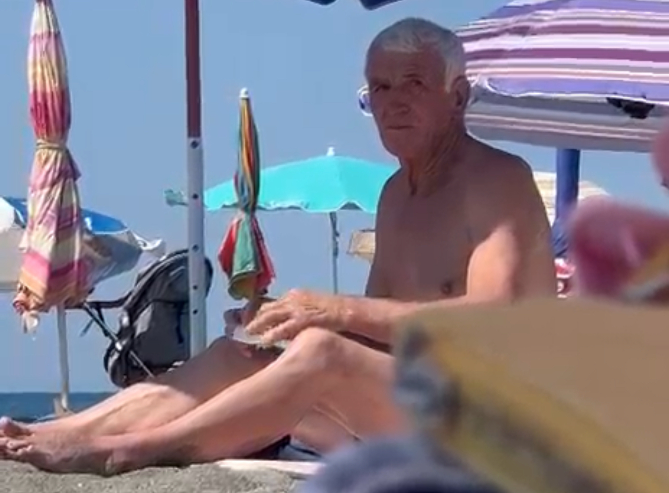 I moshuari maniak i bën gjeste të neveritshme vajzës në plazh
