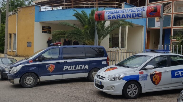 Plagosje me armë në Markat, grabitësi i dyshuar përfundon në spital pas përleshjes