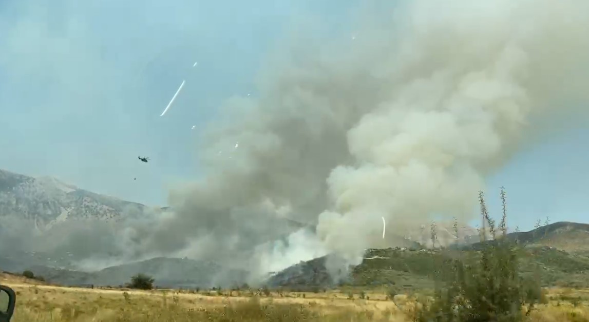 U përfshi nga flakët duke shuajtur zjarrin në Kopaçez të Delvinës, 42-vjeçari niset me urgjencë drejt spitalit të djegieve në QSUT