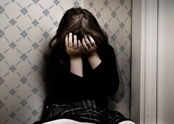 E rëndë në Fier/ 3 persona kryejnë marrëdhënie seksuale me një 13-vjeçare