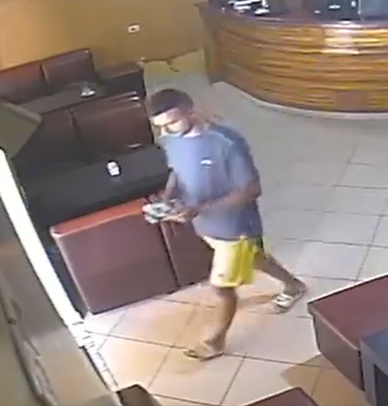 I vodhi portofolin në banakun e lokalit: Nëse s’e kthen deri në mesnatë, do të denoncoj!