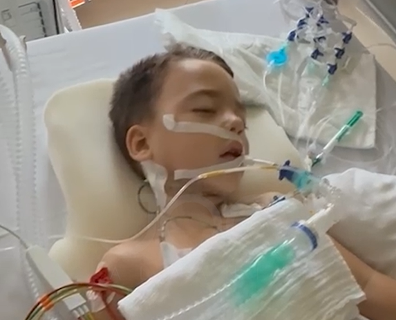 Lajm i mirë: Kismani 3-vjeçar ia del të fitojë betejën me tumorin, nëna falënderon shqiptarët