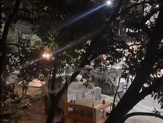  Ora 12 30 e natës  po shembin një lokal  S po na lënë të flemë gjumë  