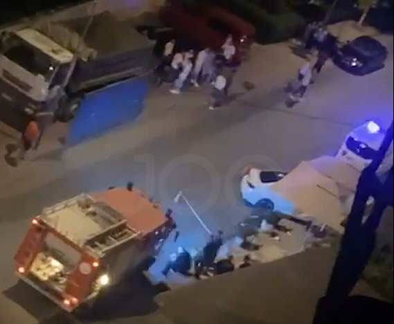 BMW-ja merr përpara tre gra në afërsi të një lokali: Njëra prej tyre gruaja e pronarit!