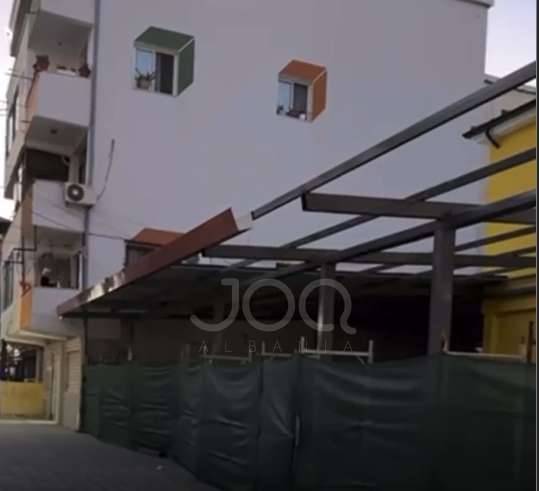 “Ndërtim pa leje në mes të Fierit, po ngrihet një lokal 500m² me strukturë metali”
