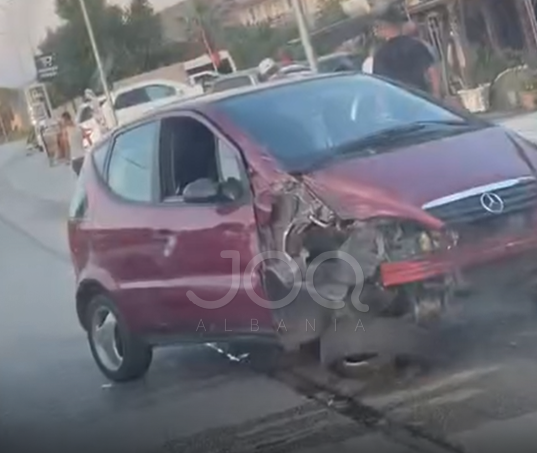 Aksident në aksin Elbasan-Peqin, përplasen dy makina, plagosen drejtuesit