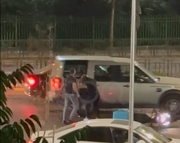 Plas grushti te “Pallati me Shigjeta”, çiklisti dhunon motoçiklistin