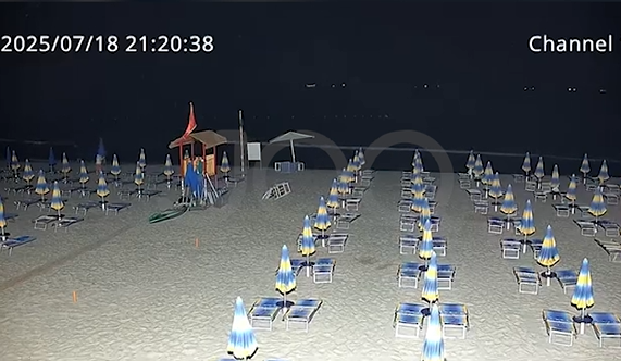 Gruaja kapet duke vjedhur çadrën e plazhit: Ktheje mbrapsht, ose do të denoncoj!