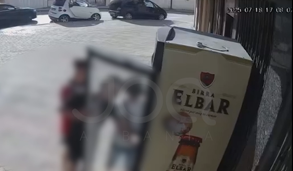 Fëmijët e vegjël vjedhin pije freskuese në mes të ditës dhe largohen me shpejtësi