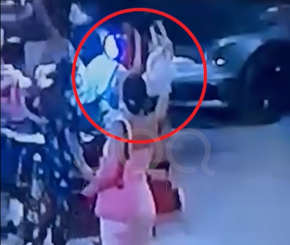 Gruaja shkon si blerëse por vjedh çantën dhe largohet qetësisht, shitësja: Ktheje mbrapsht!