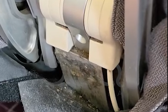 Pamje skandaloze: Avioni i Air Albania qelbej erë, të vjella dhe jashtëqitje kudo nëpër sedilje