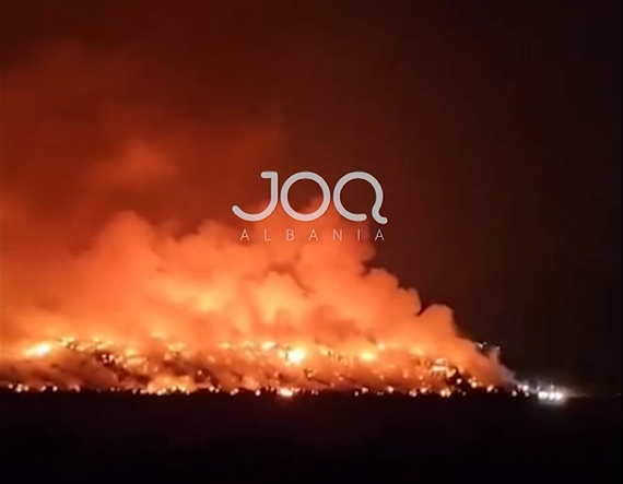 Punonjësit i vunë flakën, zjarri në landfillin e Elbasanit vijon edhe gjatë natës: Po helmohemi prej disa orësh