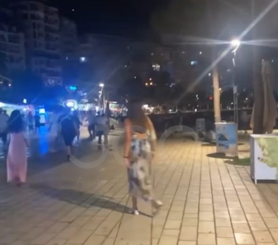 Djemtë përleshen në mes të shëtitores me shkopinj dhe baleta druri, “llahtarisen” turistët