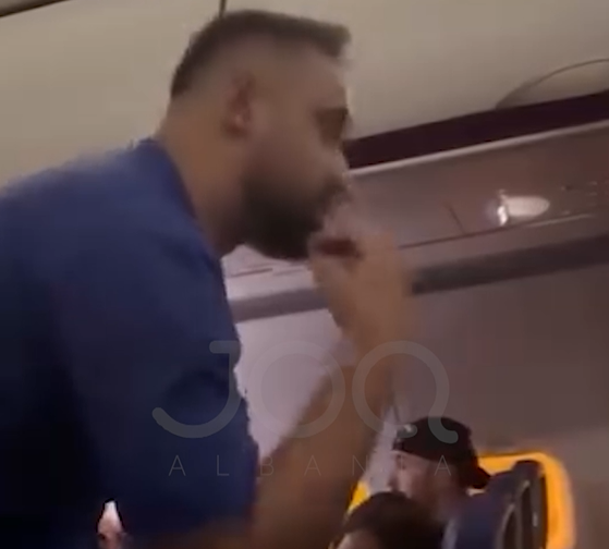 “Kujt s’i pëlqen, le të dalë!” Pasagjerja denoncon sjelljen e stjuardit të Wizz Air: Pritëm 3 orë!
