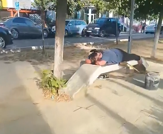  Prej tre ditësh kjo zonjë fle para komisariatit  është e paushqyer dhe ka nevojë për ndihmë 
