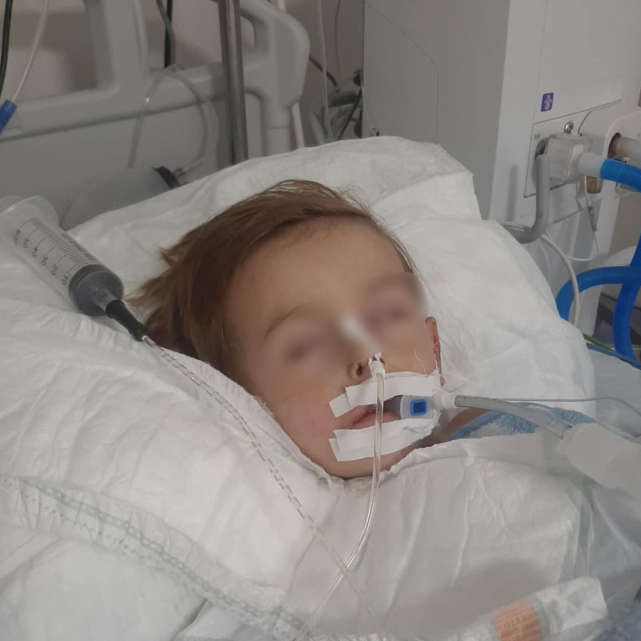 Sëmundja e rrallë po i rrezikon jetën  vogëlushi 3 vjeçar ka nevojë për ndihmën e shqiptarëve