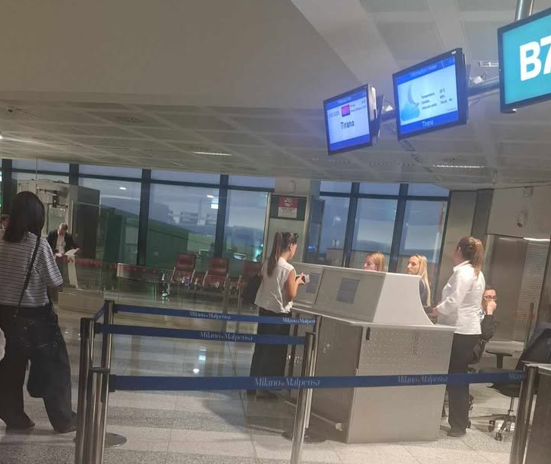 Wizz Air shet më shumë bileta se kapaciteti i avionit  S na lejuan të hipim  jemi me fëmijë të vegjël 