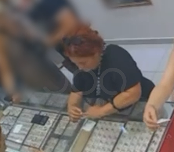 Gruaja vjedh unazat e floririt në Korçë, bën sikur flet në telefon dhe largohet qetësisht