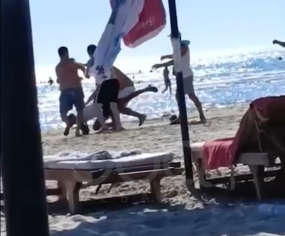 Sherr për lojën me top në Kavalishencën e Durrësit, pushuesit përplasin në tokë punonjësin e çadrave