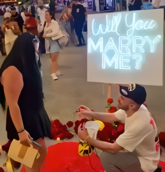 I riu surprizon të dashurën  i propozon për martesë në aeroport