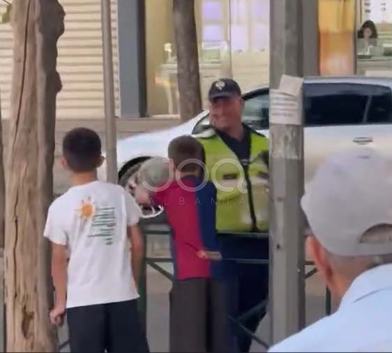 Policia që duam! Efektivi i Rrugores ndihmon fëmijët të marrin topin