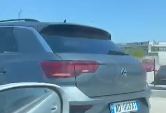 “Kamikazja” bën parakalime të rrezikshme në autostradën Durrës-Tiranë: Më bllokoi komplet korsinë!