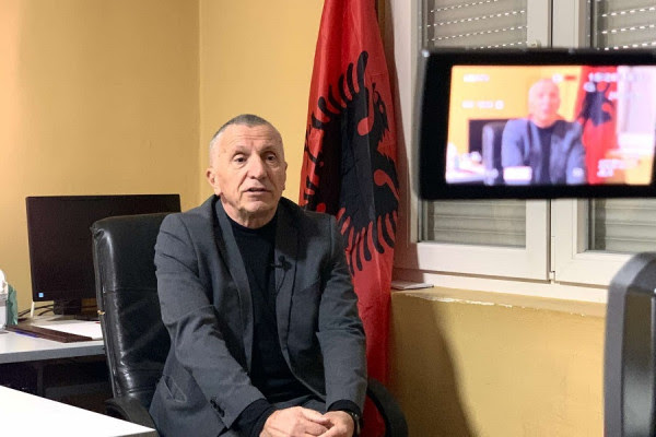 Kamberi dorëzon rezolutë në Kuvendin e Serbisë për pozitën e shqiptarëve në Luginë
