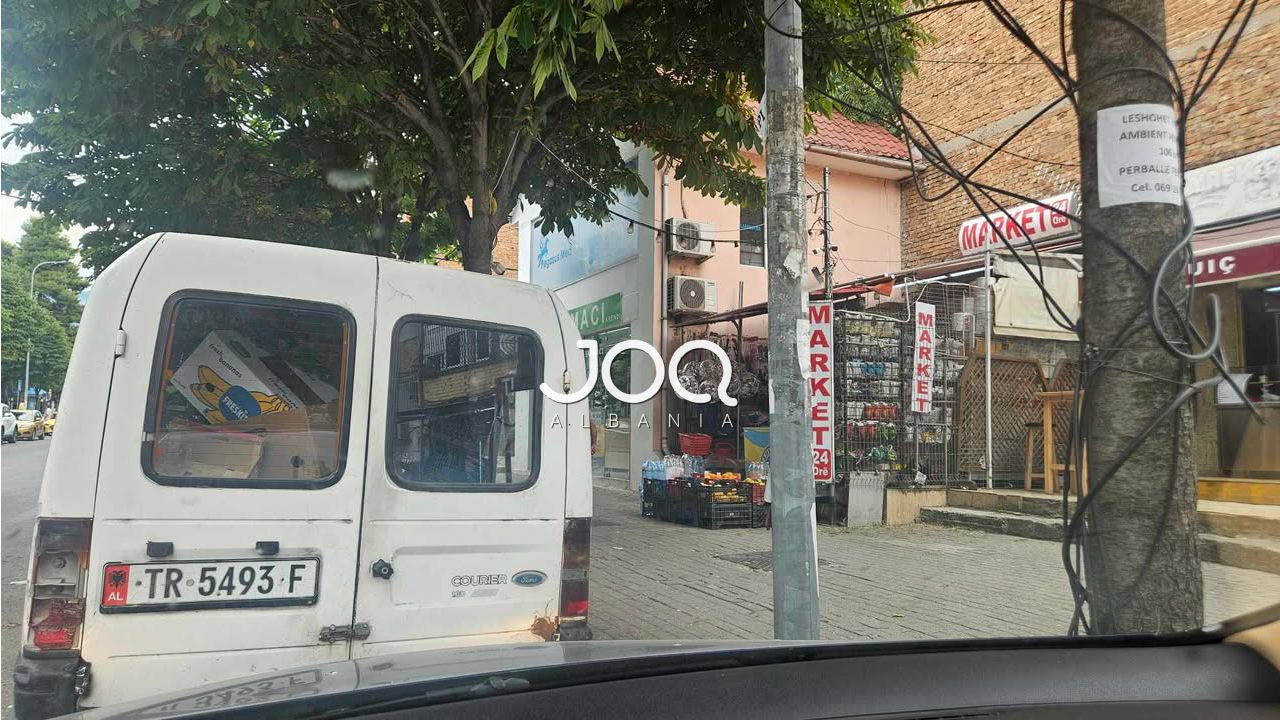 Marketi poshtë pallatit pushton trotuarin dhe parkimin në Tiranë