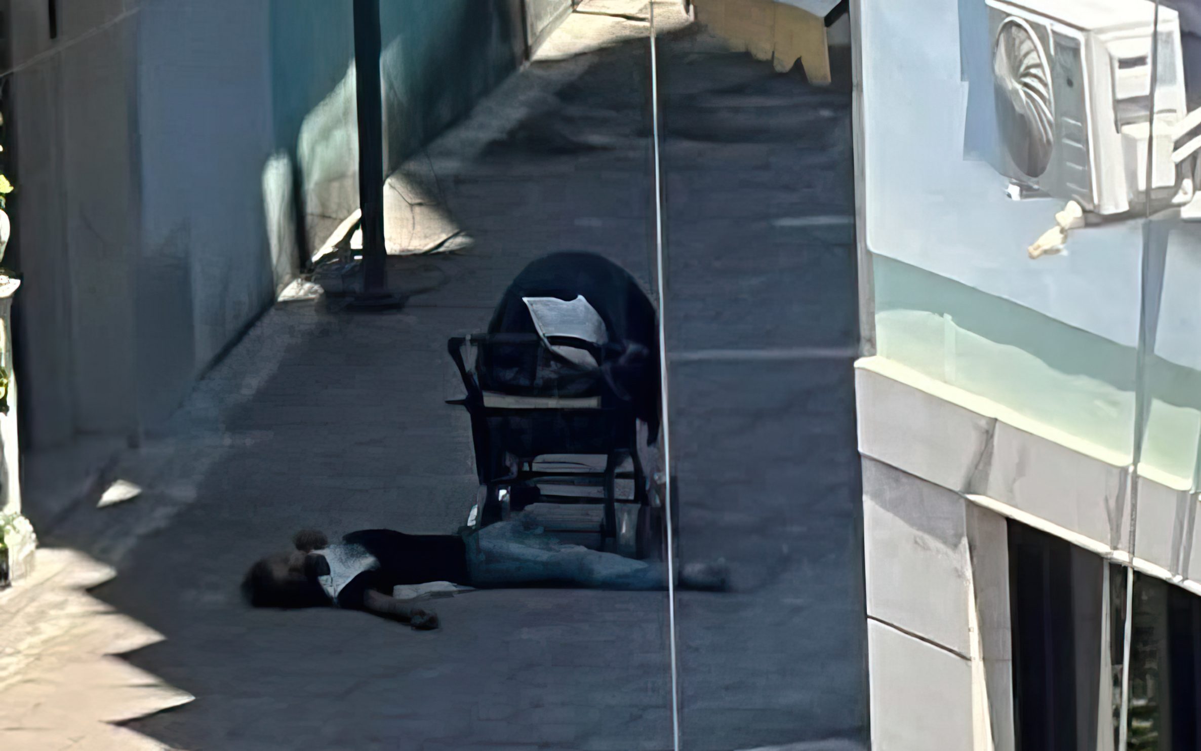 Çfarë i ka ndodhur? Qytetari shtrihet në mes të rrugës, nuk lëviz as reagon