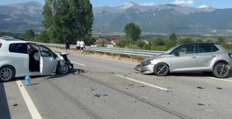Përplasje e rëndë në rrugën e Arbrit pranë urës së Gjoricës