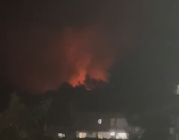 Zjarr në Babrru, pranë banesave, ndez alarmin për ndërhyrje urgjente