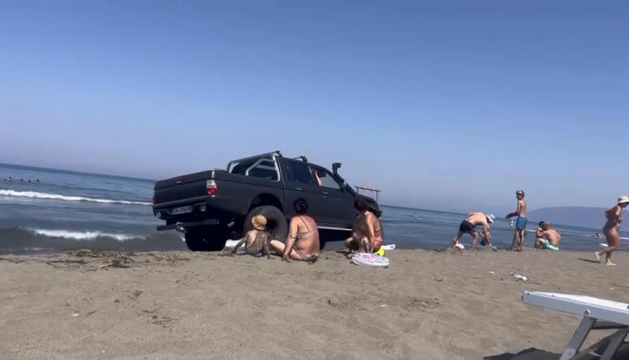 “Trimi” me makinë u shkon te këmbët pushuesve në plazh