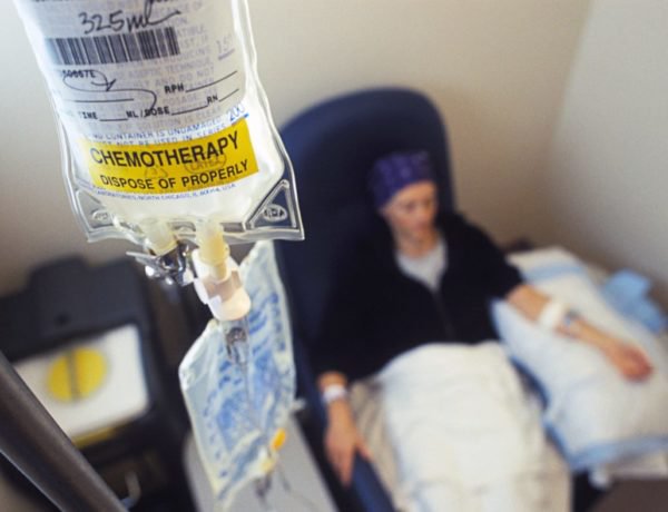 Gjesti human i qytetares: Dhuroj një paruke për një grua që ka humbur flokët nga kimioterapia